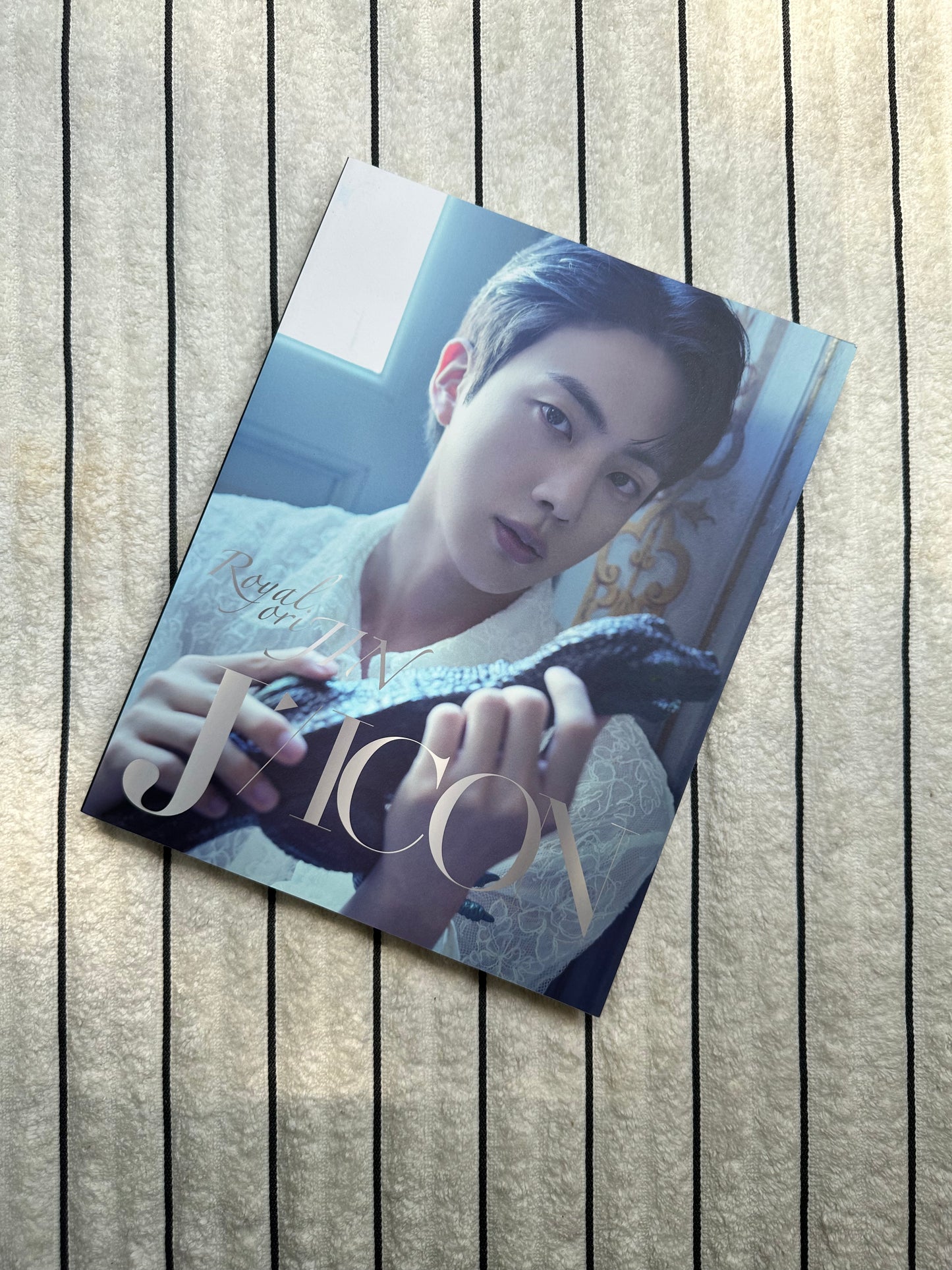 Majalah W Korea Edisi Januari 2024 menampilkan Jin BTS | Bekas