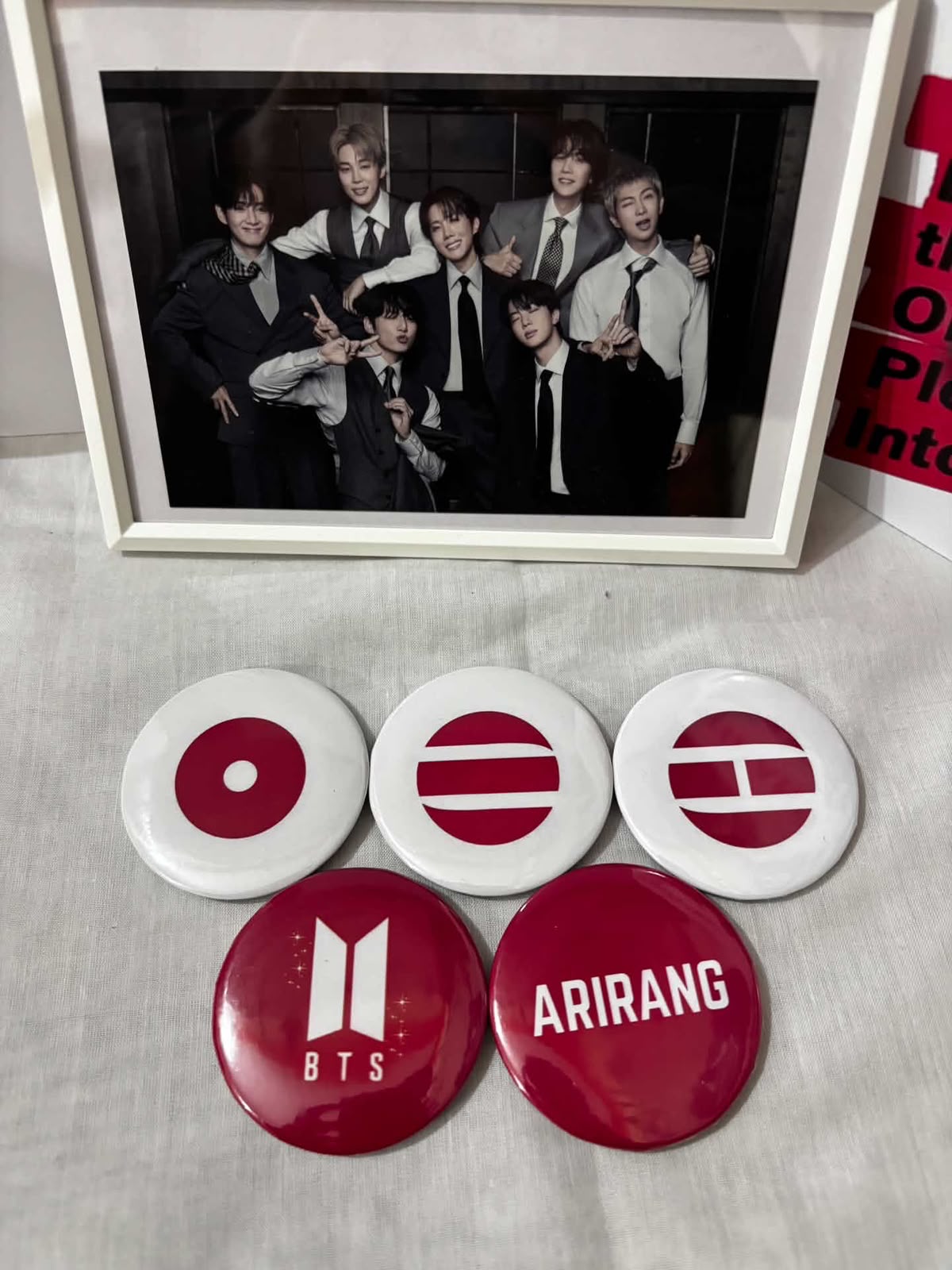 Set Lencana Merah BTS & ARIRANG โ Lima Bagian (Buatan Penggemar)