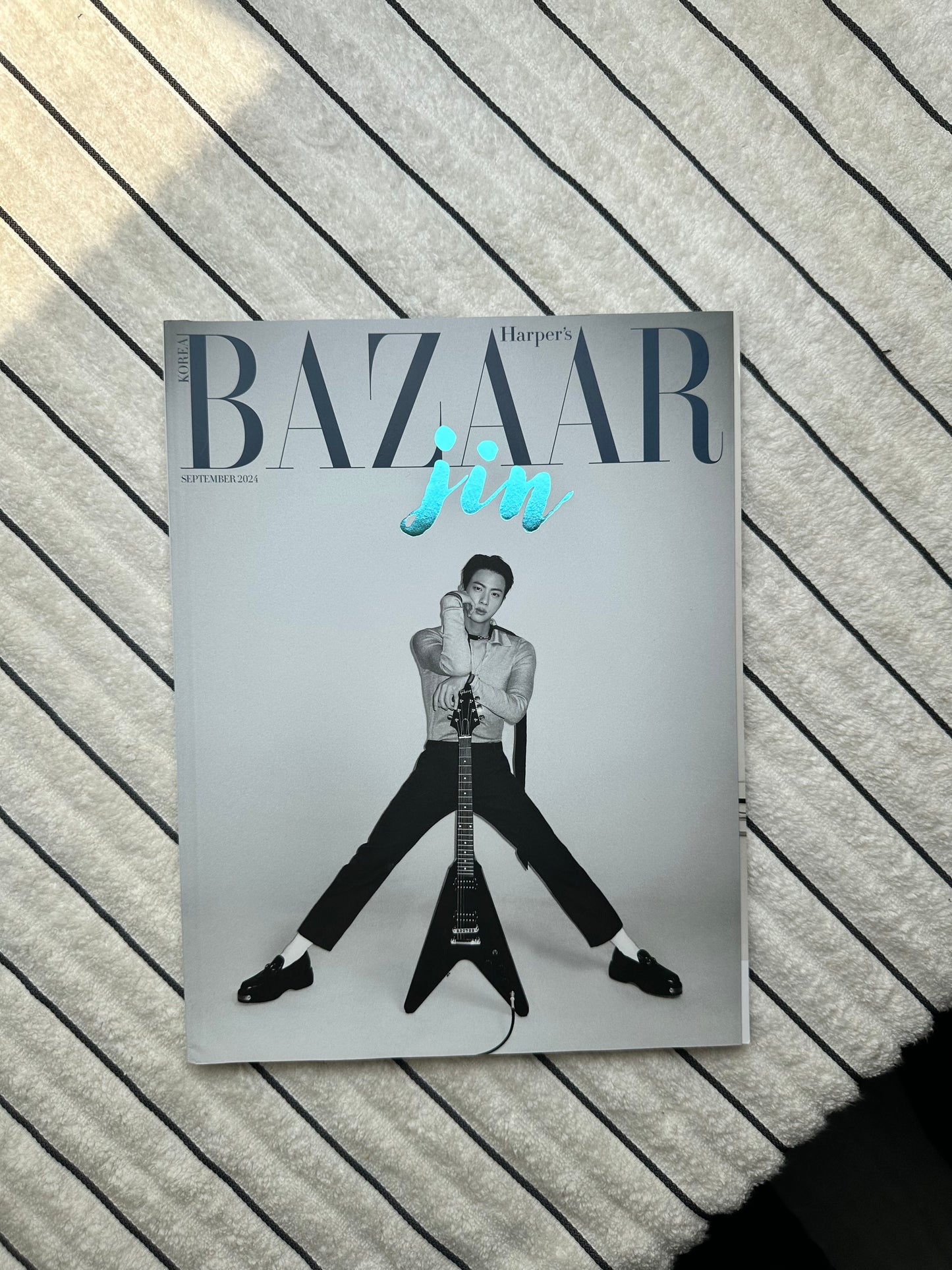 Majalah Harper’s BAZAAR Korea Edisi September 2024 menampilkan BTS Jin | Sampul A (Versi Gitar) | Bekas