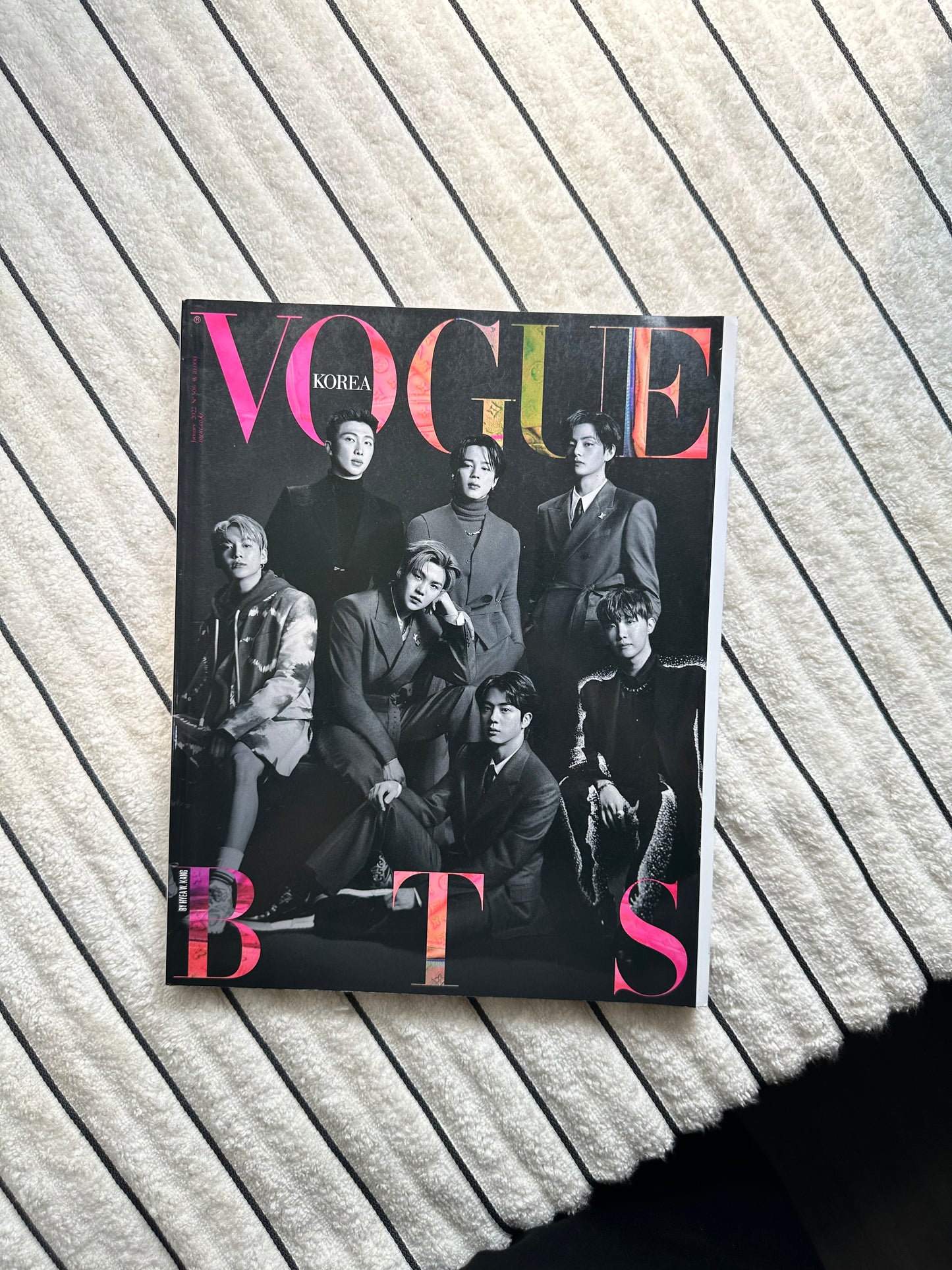 Majalah Vogue Korea Edisi Januari 2022 menampilkan BTS (Grup Lengkap) | Sampul C | Bekas