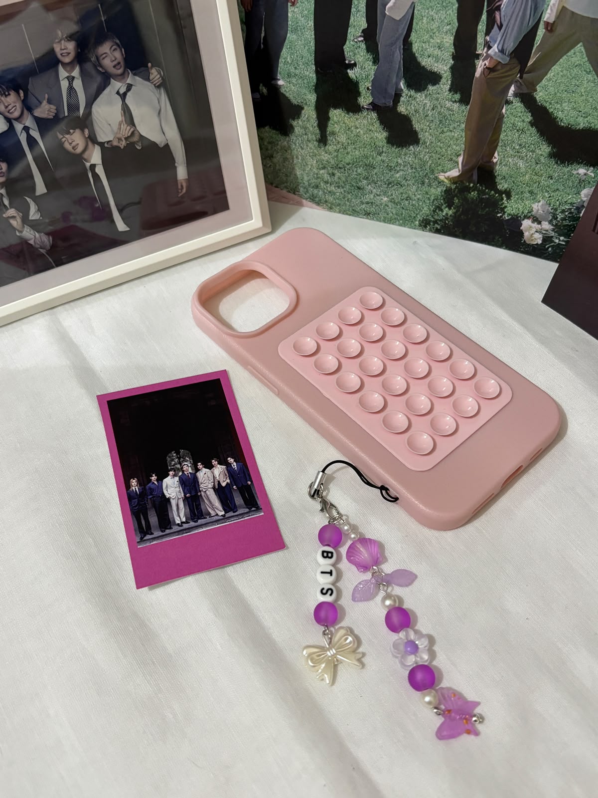 Casing Ponsel & Gantungan Terinspirasi BTS Pink Bubble (Buatan Penggemar)