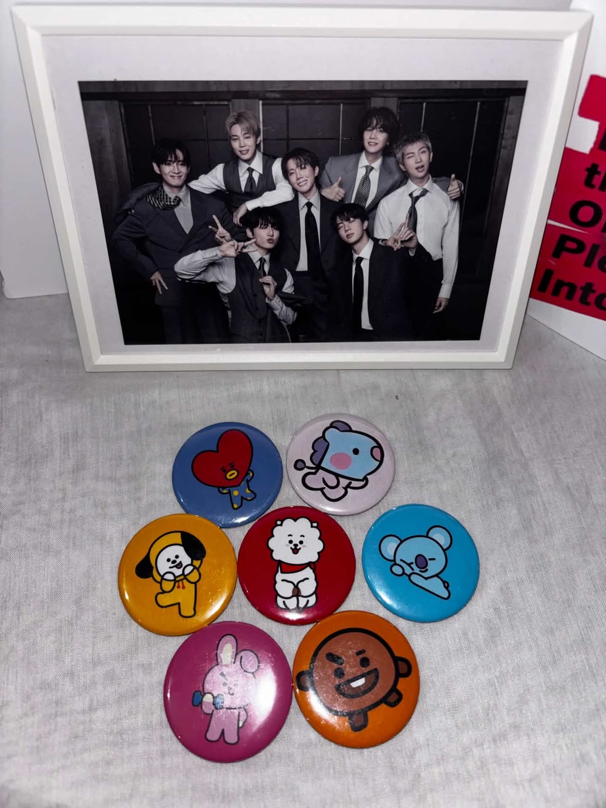 Set Pin Lencana Karakter BT21 — Tujuh Buah (Karya Penggemar)